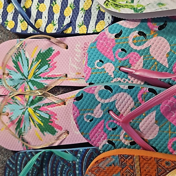 6 pair of flip flops size 9 - Picture 3 of 4